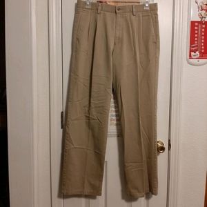 EUC, Dockers individual fit khaki pant. W33 L-32.